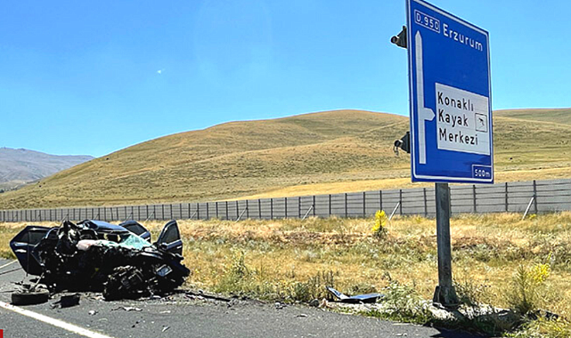 Yönlendirme levhasına çarpan otomobildeki kadın polis öldü, uzman çavuş eşi ile oğlu yaralandı