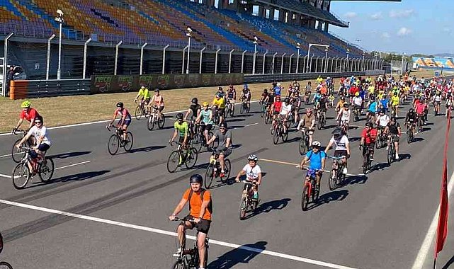 Yüzlerce bisikletli Formula 1 pistine çıktı