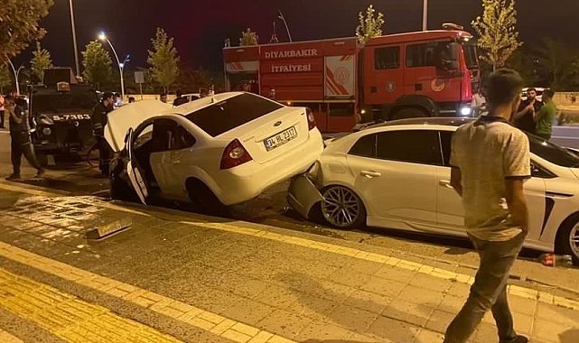 Zikzak yapan sürücü önce bir vatandaşa, sonra araçlara çarptı