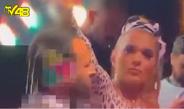 Demet Akalın şampanyayı beğenmeyince garsonun başından aşağı dökmüştü !