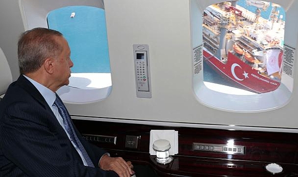 Cumhurbaşkanı Erdoğan Abdülhamid Han Sondaj Gemisi&#039;ni havadan inceledi