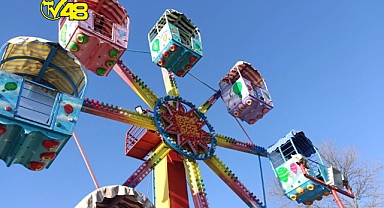 DÖNME DOLAPTA CİNSEL İLİŞKİYE GİRDİLER! LUNAPARK'TA REZALET