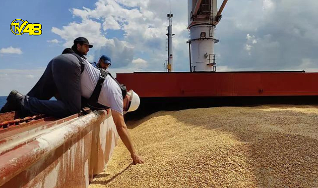 Dünyanın izlediği yolculuk... İlk tahıl gemisi İstanbul Boğazı&#039;nda