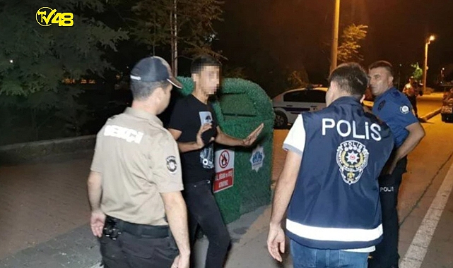 EHLİYETSİZ SÜRÜCÜ POLİSİ DÖVDÜRMEK İÇİN ADAM ÇAĞIRDI!