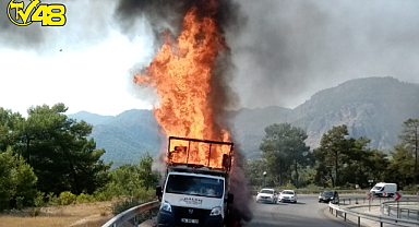 Fethiye'de Seyir Halindeki Kamyonet Alev Alev Yandı !