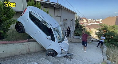 Kontrolden çıkan araç asılı kaldı