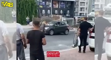 Önce yolun ortasında durup araçların önünü kesti sonra polis aracına saldırdı