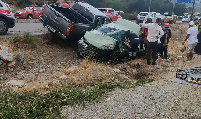 Sıkışan Sürücünün Saatler Sonunda Çıkarıldığı Kazada 2&#039;si Ağır 3 Kişi Yaralandı