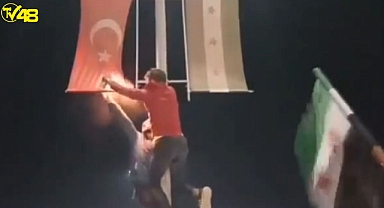 Suriye'nin kuzeyinde yer alan Azez'de bir grup, direkte asılı olan Türk bayrağını yaktı