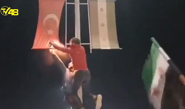 Suriye&#039;nin kuzeyinde yer alan Azez&#039;de bir grup, direkte asılı olan Türk bayrağını yaktı