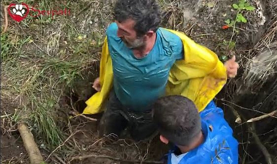 Yuvasını Su Basan Anne Köpek Vatandaşlardan Yardım İstedi