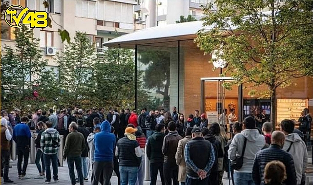 &#039;&#039;Ekmek Sırası Gibi iphone 14  Sırası Bekliyorlar&#039;&#039;