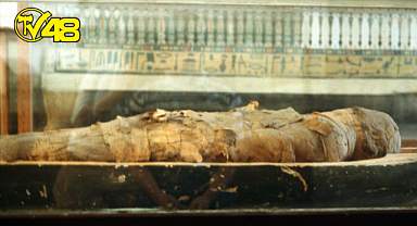 Gizemli hareketler sergileyen ailenin evine giren polisler mumyayla karşılaştı