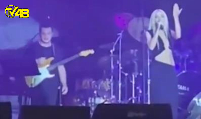 İmam hatiplilere yönelik hakarette bulunan  Gülşen&#039;in, ezanı duyunca konseri durdurduğu görüntüler sosyal medyadan paylaşıldı