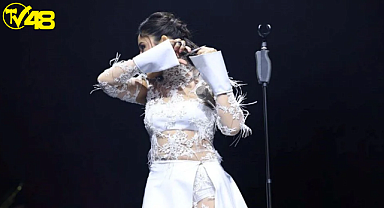 Melek Mosso Mahsa Amini protestolarına destek için sahnede saçlarını kesti