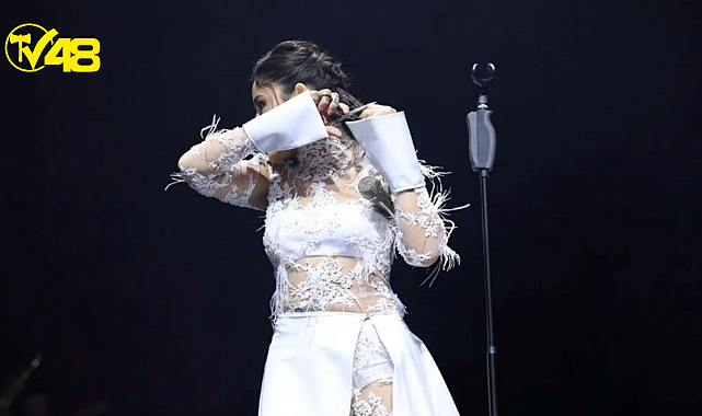 Melek Mosso Mahsa Amini protestolarına destek için sahnede saçlarını kesti