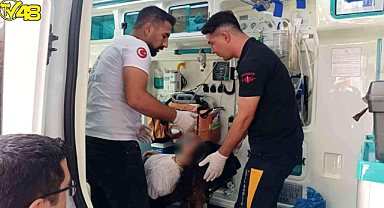 Başını duvarlara vurup saçlarını yoldu