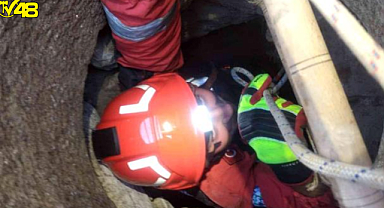 Bodrum'da 10 metrelik kuyuya düşen yavru kediyi itfaiye kurtardı