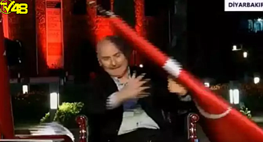 Canlı yayın kazası: Bakan Soylu'nun üzerine bayrak devrildi