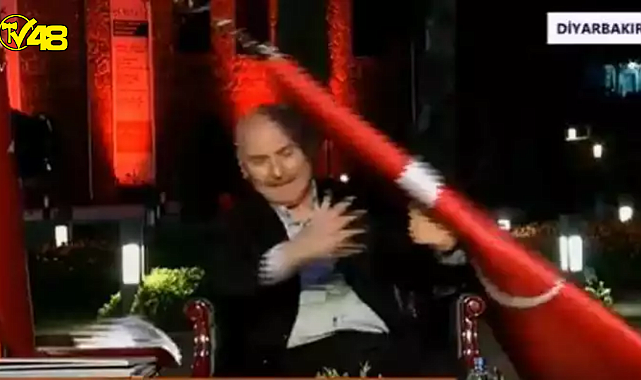 Canlı yayın kazası: Bakan Soylu&#039;nun üzerine bayrak devrildi