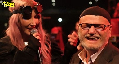 Hande Yener, 70 yaşındaki hayranı ile sahnede dans etti