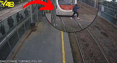 Kulaklıkla yaya geçidinden geçen ve gelen treni görmeyen genç kız ölümden döndü! O anlar kamerada