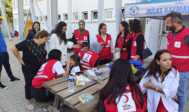 Türk Kızılay Derneği Milas Şubesi Cumhuriyet Bayramında çocukları yüz boyama sanatıyla sevindirdi