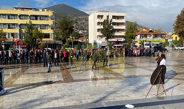 ATAPARK MEYDANINDA &#039;24 KASIM ÖĞRETMENLER GÜNÜ&#039; KUTLANDI