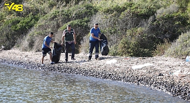 Büyükşehir Gökova Körfezinden İki Günde Beş Ton Çöp Topladı
