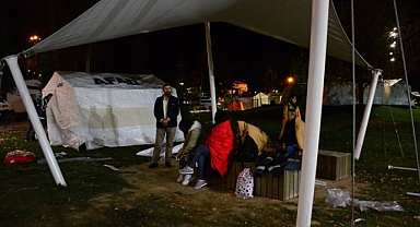 Depremin ardından ilk gece: '24 saat geçti, hala uyuyamadık'