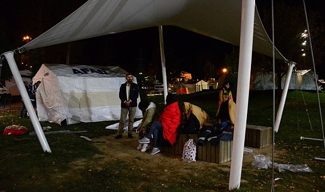 Depremin ardından ilk gece: &#039;24 saat geçti, hala uyuyamadık&#039;