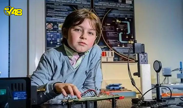 Dünya bu çocuğu konuşuyor! Yaşıtları ilkokulda o fizik doktorasına başlıyor