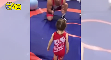 MİLLİ GÜREŞÇİ RIZA KAYAALP, KIZIYLA GÜREŞTİĞİ VE OYNADIĞI ANLARI SOSYAL MEDYADA PAYLAŞTI