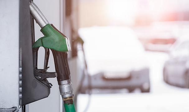 MOTORİNDEN SONRA BENZİNE DE İNDİRİM BEKLENİYOR