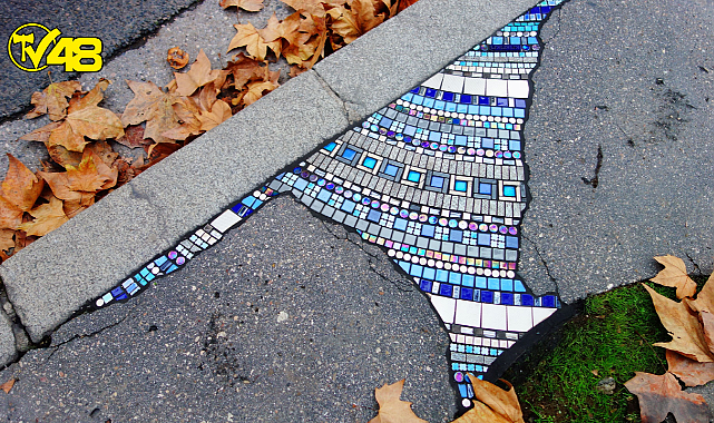 Sokak çukurlarına mozaikler döşeyen sanatçı