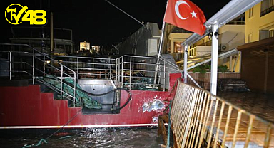 Bodrum'da kuvvetli rüzgar nedeniyle sürüklenen tekne işletmelere zarar verdi