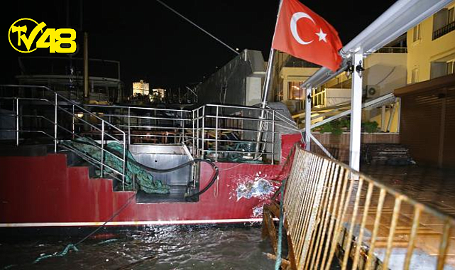 Bodrum&#039;da kuvvetli rüzgar nedeniyle sürüklenen tekne işletmelere zarar verdi