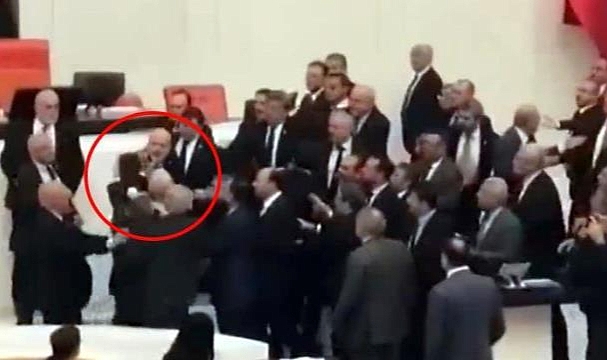 BÜTÇE GÖRÜŞMELERİNDE YUMRUKLU KAVGA! YOĞUN BAKIMA ALINDI!