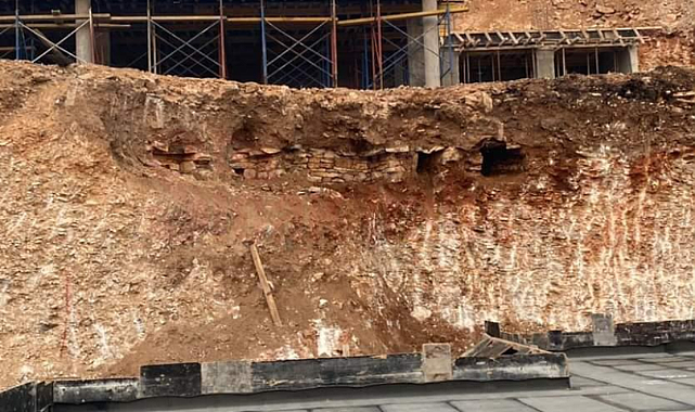 İNŞAATLAR ANTİK MEZARLAR ÜZERİNE YAPILIYOR