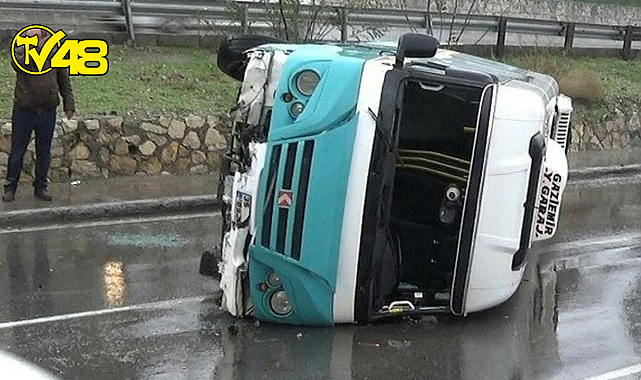 İzmir&#039;de yolcu minibüsü devrildi: Sürücü içinde sıkıştı!