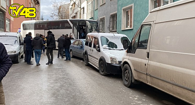 Freni boşalan otobüs, 6 aracın ardından apartmanın duvarına çarptı