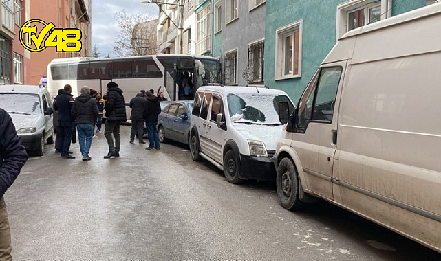 Freni boşalan otobüs, 6 aracın ardından apartmanın duvarına çarptı