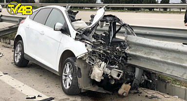 Bariyerlere çarpan otomobil sürücüsü hayatını kaybetti