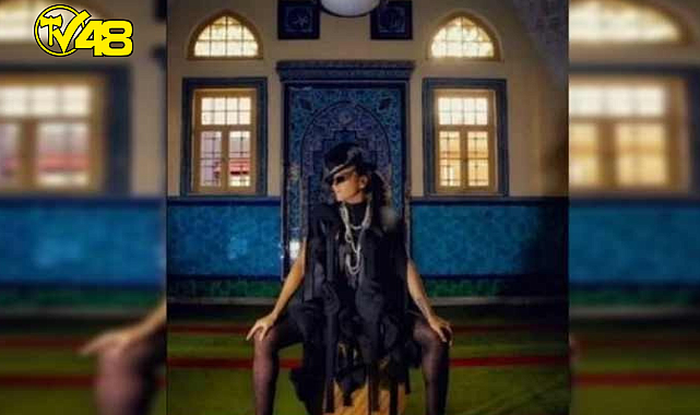 Eda Taşpınar&#039;a camide çektirdiği fotoğraf nedeniyle soruşturma açıldı