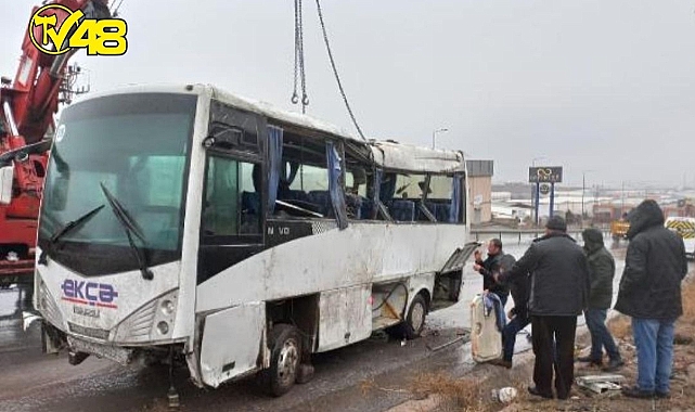 İşçi servis minibüsü devrildi: 3&#039;ü ağır, 25 yaralı