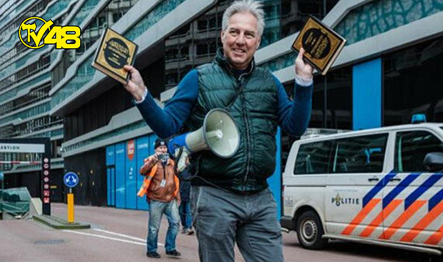 İsveç&#039;in ardından bir skandal da Hollanda&#039;da! Pegida lideri Wagensveld, Kur&#039;an- Kerim&#039;i yırtıp yaktı
