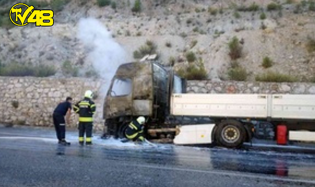 Muğla&#039;da seyir halindeki tır yandı