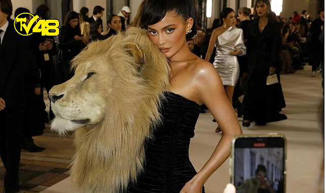 Paris Moda Haftası&#039;na Kylie Jenner&#039;ın &#039;aslan başlı&#039; elbisesi damga vurdu