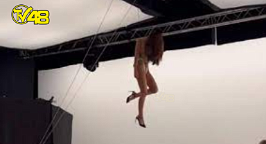 Tedirgin eden görüntü! Ünlü model Emily Ratajkowski çıplak şekilde ipe asılarak poz verdi