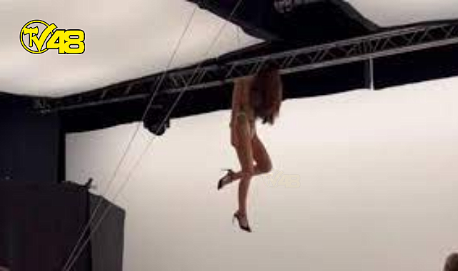 Tedirgin eden görüntü! Ünlü model Emily Ratajkowski çıplak şekilde ipe asılarak poz verdi